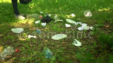 志愿者在暑期公园捡拾塑料垃圾.. 生态概念